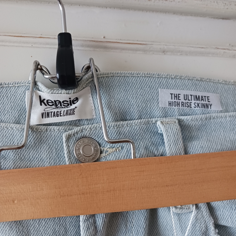 High Rise Light Wash Jeans - Picture 5 of 8
